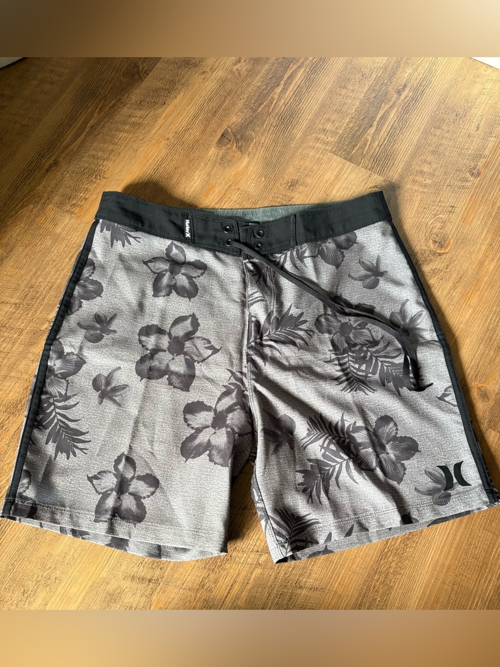 Hurley Men’s Gray and Black Floral Hybrid Shorts